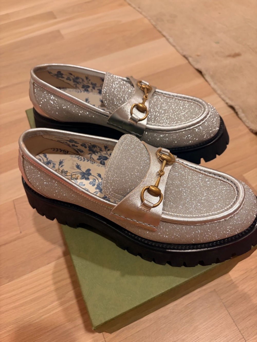 Gucci Silver metallic Glitter Loafers with Gold Horsebit (41)